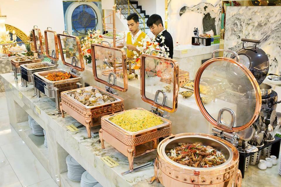 Bé Anh Khách sạn