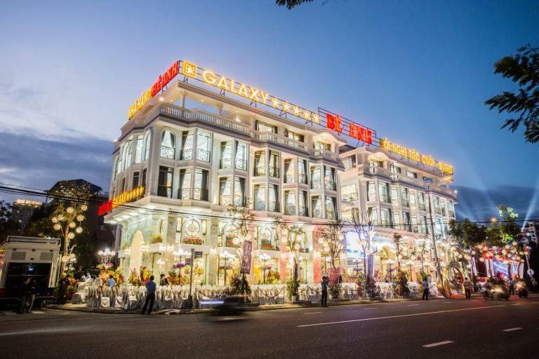 Bé Anh Khách sạn